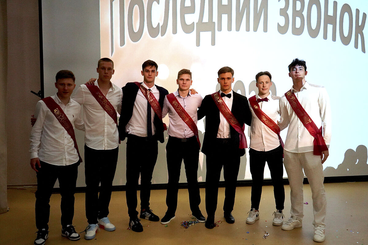 Для 9 и 11-х классов прозвенел последний звонок в школе №32 Для 9 и 11-х классов прозвенел последний
